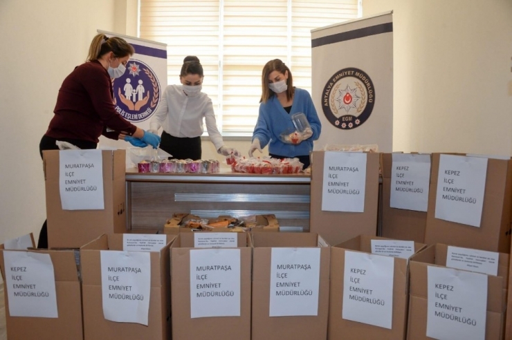 Polis Eşlerinin Hazırladığı El Emeği Ürünler Gece Görev Yapan Polislere İkram Edildi