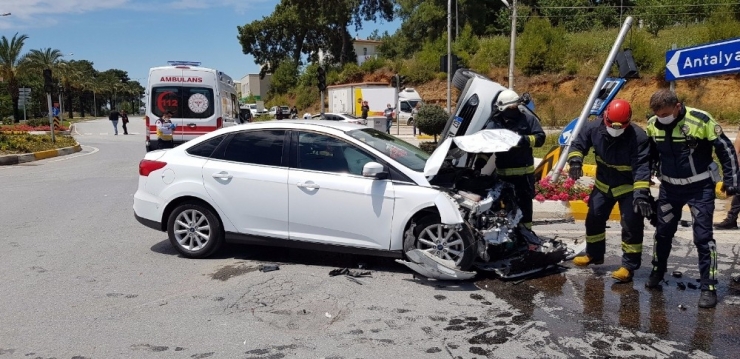 Antalya’da Kazaya Karışan Otomobil Yerden Havalanıp Takla Attı: 3 Yaralı