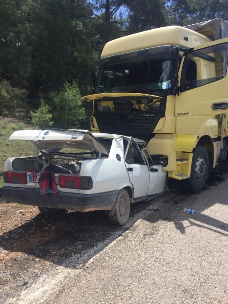 Antalya’da Otomobil Ve Kamyonet Çarpıştı: 3 Yaralı