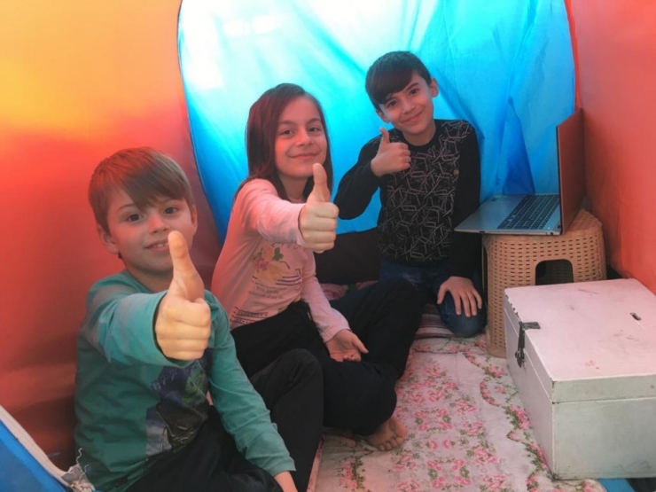 3 Kardeş Balkonda Kurdukları Çadırda Ders Çalışıyor