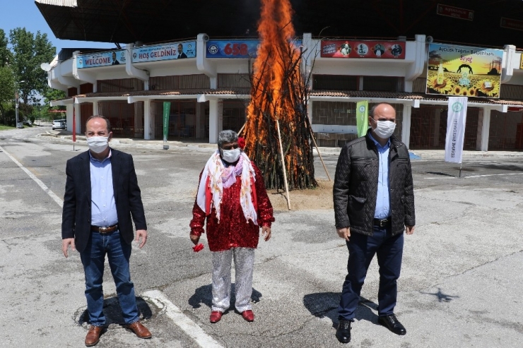 Koronavirüs, Bin 400 Yıllık Ateşin Yanmasına Mani Olamadı