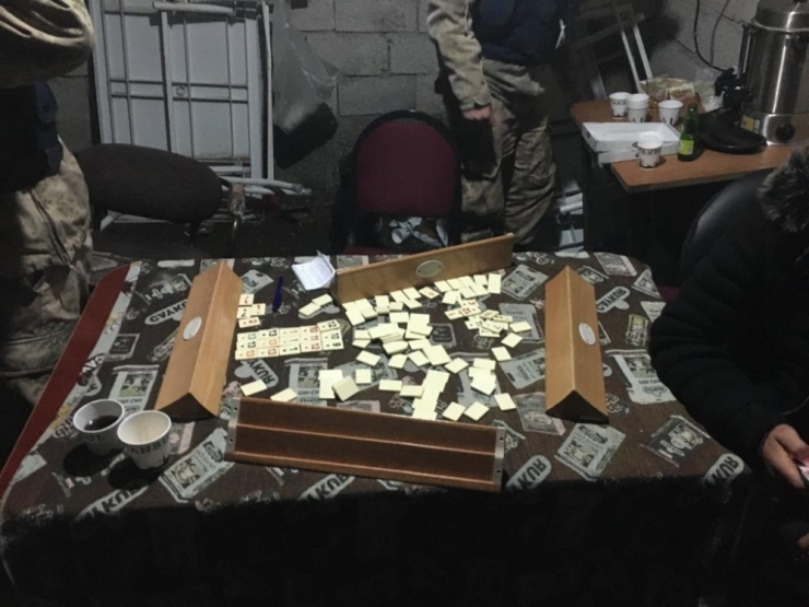 Garajda Okey Oynarken Yakalanınca, Kahkaha Attılar