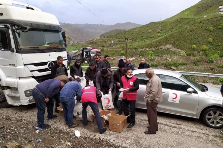 Yolda Kalanların İmdadına Kızılay Yetişti