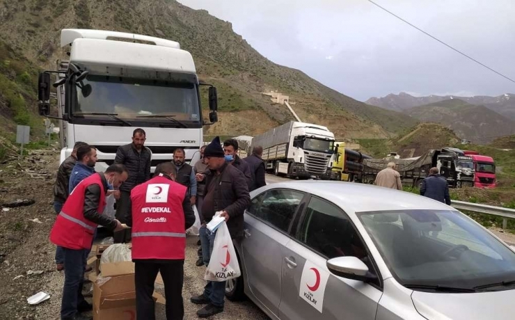 Yolda Kalanların İmdadına Kızılay Yetişti