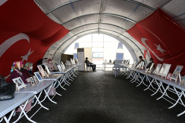 Hdp Önündeki Ailelerin Evlat Nöbeti 246’ncı Gününde