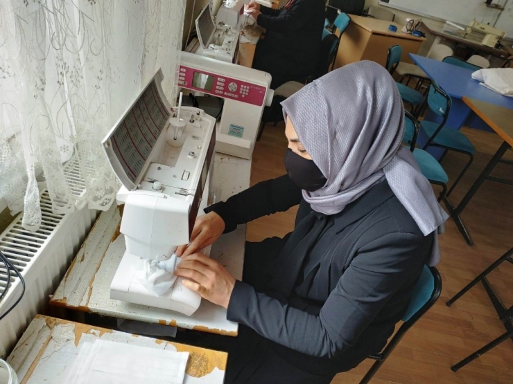 Hisarcık’ta Gönüllü Kursiyerlerden Maske Üretim Seferberliğine Destek