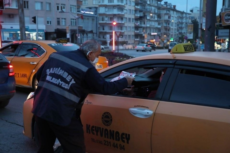 İftara Yetişemeyenlere Hurma Dağıtıldı