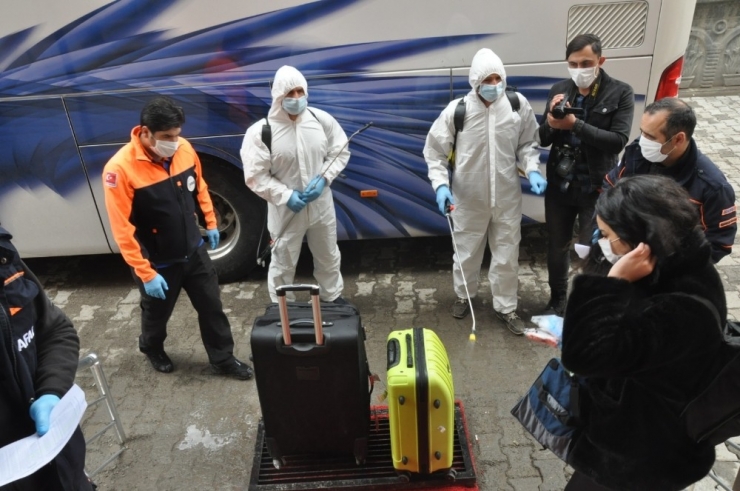 İrlanda’dan Kars’a Gelen 115 Kişi Ailelerine Kavuşmak İçin Yola Çıktı