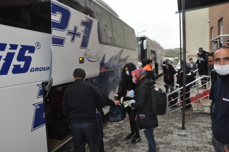 İrlanda’dan Kars’a Gelen 115 Kişi Ailelerine Kavuşmak İçin Yola Çıktı