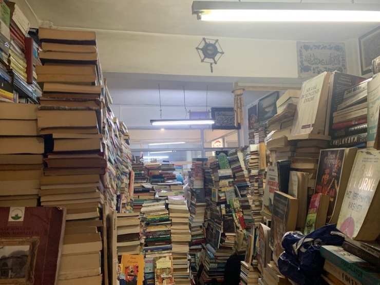 Günlerini 33 Metrekarelik Dükkanda 40 Bin Kitap Arasında Geçiriyor