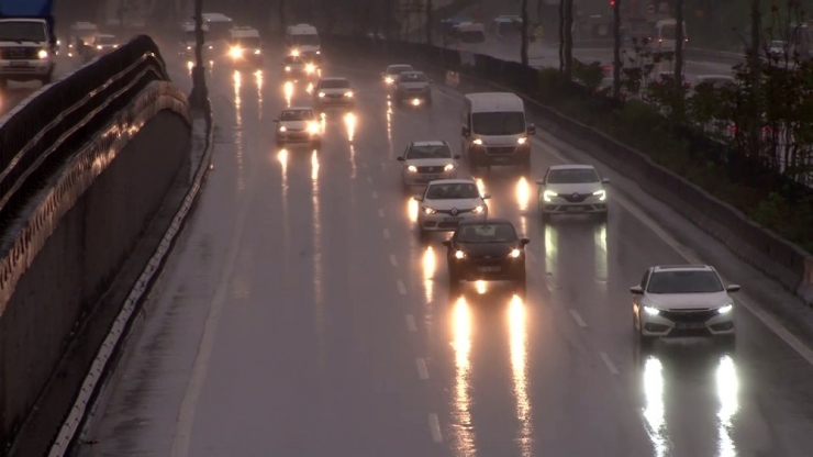 İstanbullular Güne Yine Yağmurla Uyandı