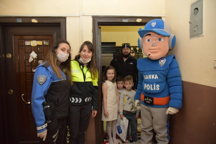 Kanka Polis Evde Kalan Çocuklara Hediyeler Götürdü