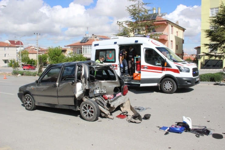 Kamyonet Otomobile Arkadan Çarptı: 1 Yaralı