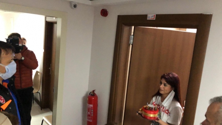 Karantinada Doğum Günü Kutlanan Ece Gözyaşlarını Tutamadı