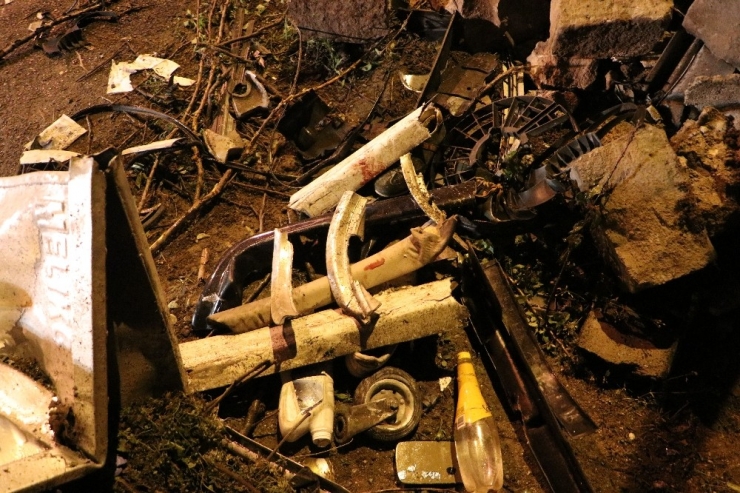 İstinat Duvarına Çarpan Araç Hurdaya Döndü: 1 Ölü, 2 Yaralı