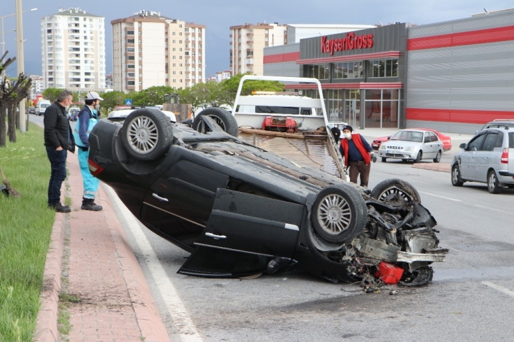 Refüjdeki Ağaca Çarpan Otomobil Takla Attı: 3 Yaralı