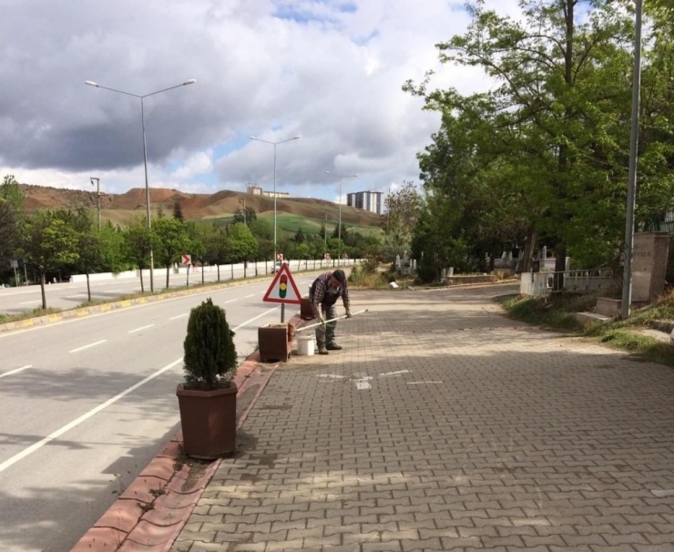 Kırıkkale’de Mezarlıklar Bakıma Alındı