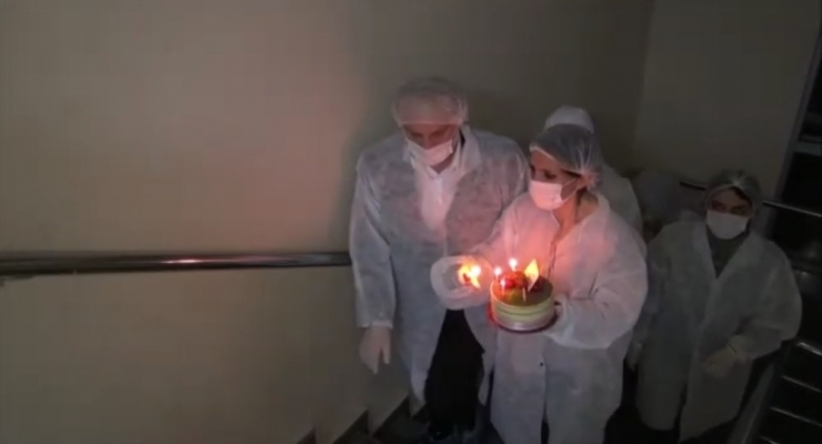 İlk Kez Doğum Gününü 75 Yaşında Karantina Yurdunda Kutladı