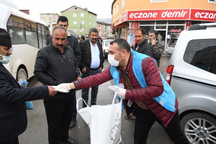Muş Belediyesi Ekipleri Ücretsiz Maske Dağıtmaya Devam Ediyor