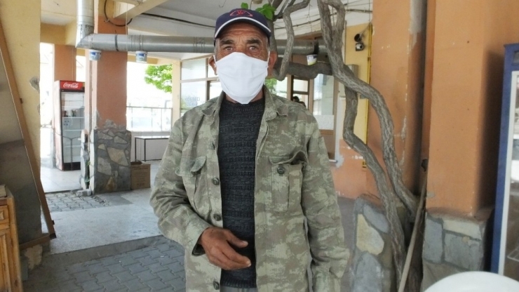 Burhaniye’de Belediye Kapı Kapı Ücretsiz Maske Dağıtıyor