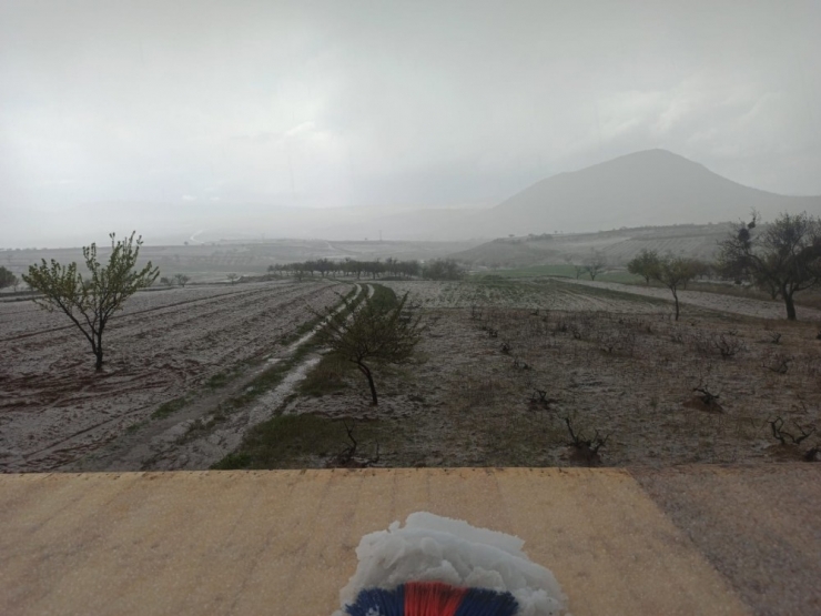 Nevşehir’de Dolu Yağışı Köyü Beyaza Bürüdü