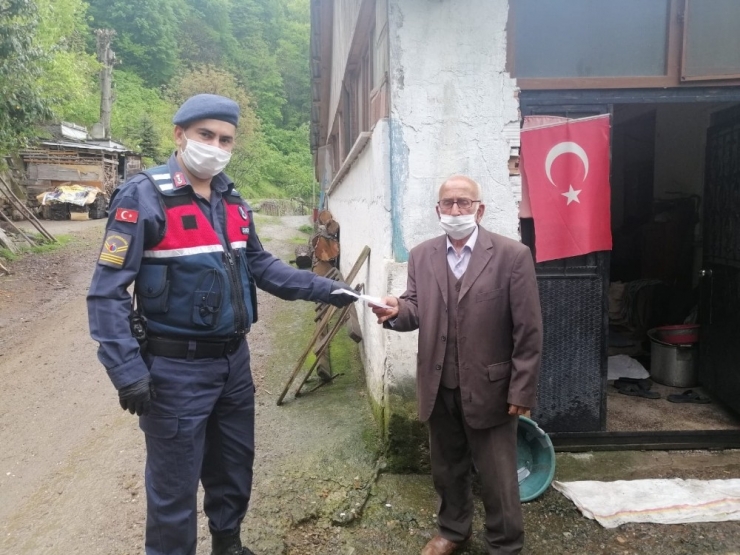 81 Yaşındaki Bekir Amcadan Duygulandıran Bağış