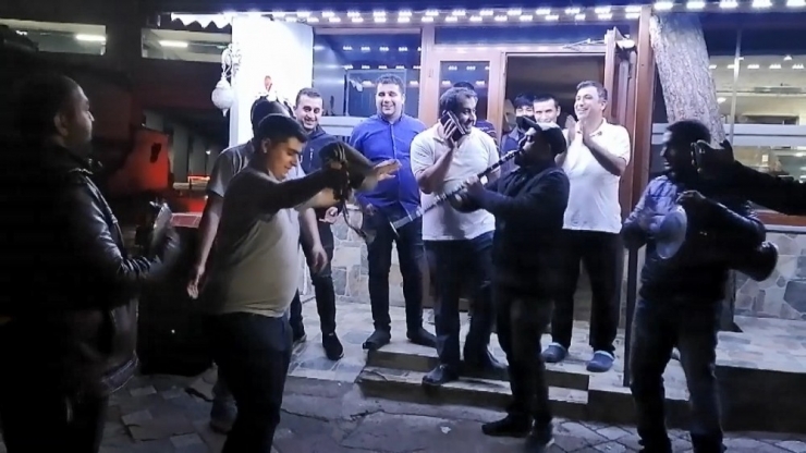 Ramazan Davulcuları, Klarnet Ve Darbukalarıyla Sokakları Şenlendirerek Bahşiş Topladı