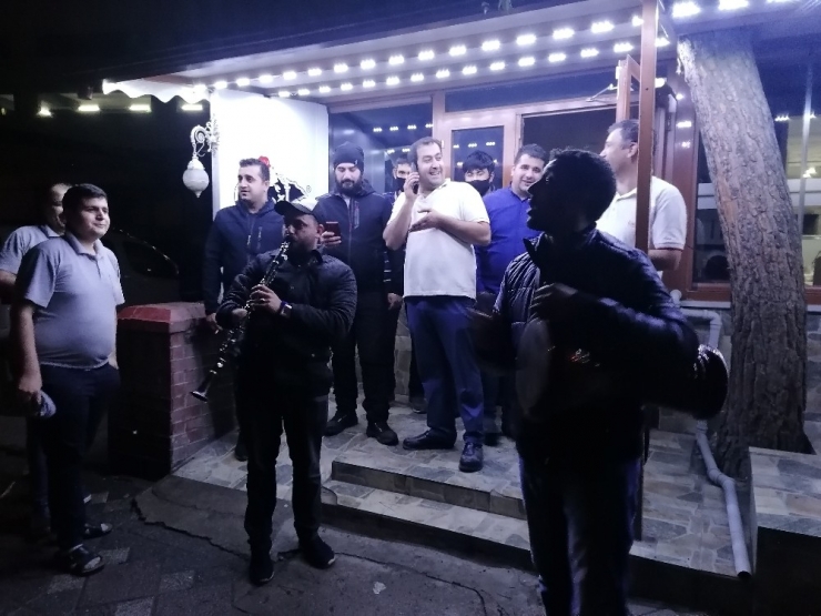 Ramazan Davulcuları, Klarnet Ve Darbukalarıyla Sokakları Şenlendirerek Bahşiş Topladı