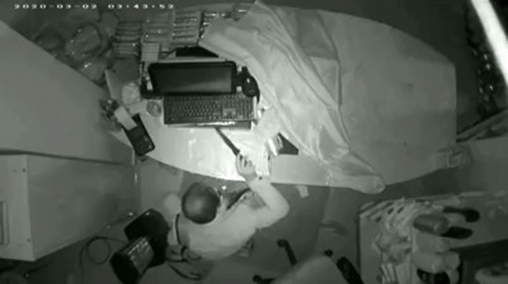 Vatandaşın, Marketteki Hırsızlığı Köpeği İle Engellediği Anlar Kamerada