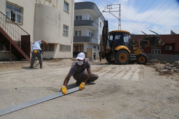 Cizre’de Kilitli Parke Taşı Döşeme Çalışmaları Sürüyor