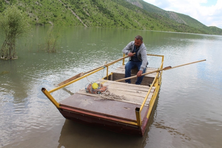 Strafor, Tahta Ve Saçtan Kendi Kayığını Yaptı