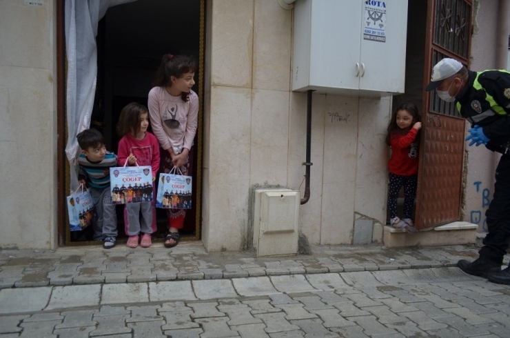 Polis Çocuklar İçin Kapı Kapı Gezip Hediye Dağıttı