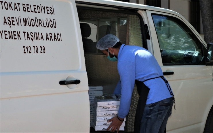 Evden Çıkamayan 600 Kişiye Sıcak Yemek