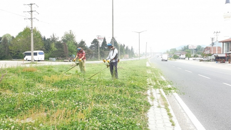 Kaynaşlı Belediyesi D-100’de Refüjlerin Bakımı Yapılıyor