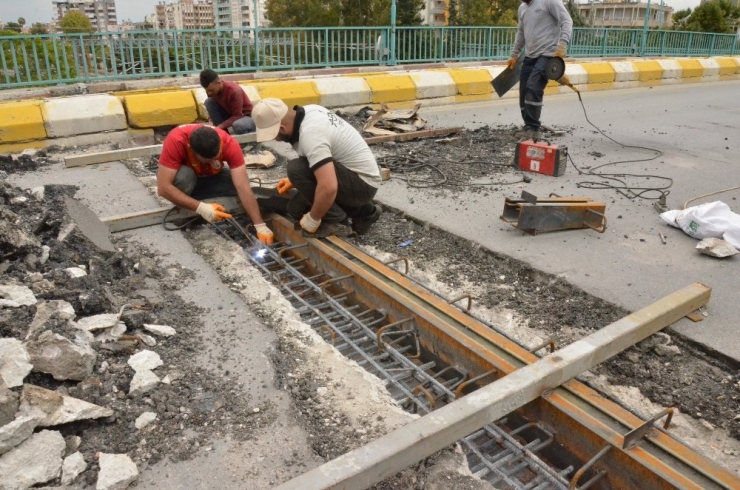 Tarsus’ta Üstgeçidin Yıpranan Bağlantı Noktaları Onarıldı