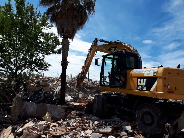 Side’da Yarım Kalan Otel Yıkımı Tamamlandı
