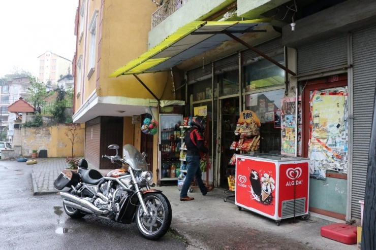Motosikletiyle Geldi Bakkal Defterini Satın Alıp Gitti