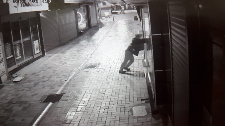 Cezai Elhliyeti Olamayan Kişi 3 Dükkana Girerek Hırsızlık Yaptı