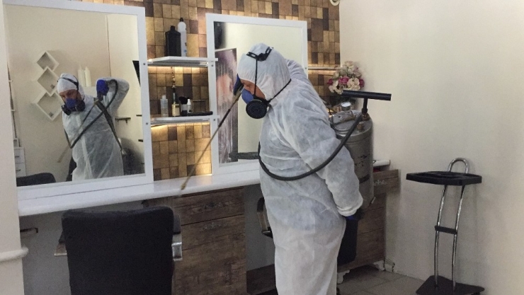 11 Mayıs’ta Açılacak Berber Ve Kuaför Salonları Dezenfekte Edildi