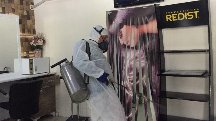 11 Mayıs’ta Açılacak Berber Ve Kuaför Salonları Dezenfekte Edildi