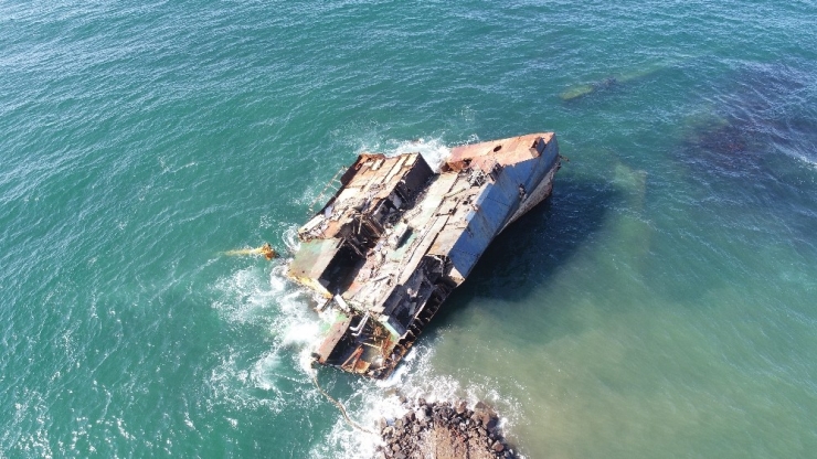 Şile’de Karaya Oturan Gemi Parçalanarak Karaya Çıkartılıyor