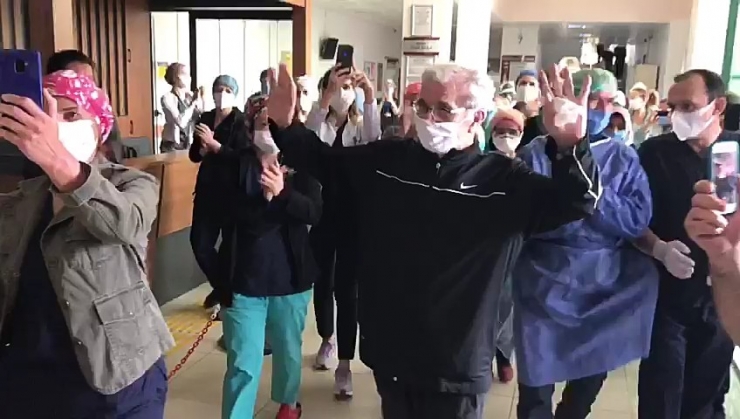 Korona Virüsü Yenen Doktor Alkışlarla Taburcu Oldu