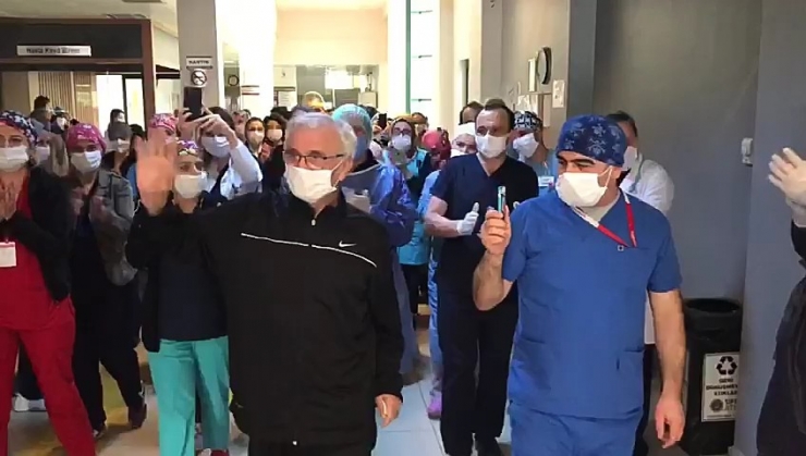 Korona Virüsü Yenen Doktor Alkışlarla Taburcu Oldu