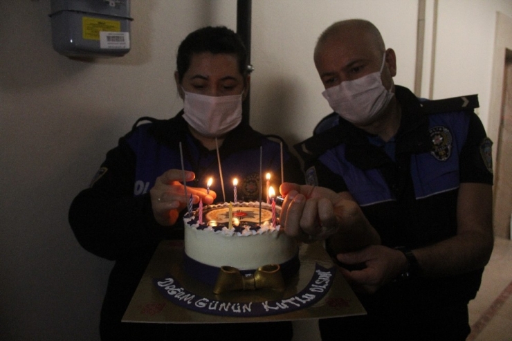 Polisin Doğum Günü Sürprizi Emektar Avukatı Duygulandırdı