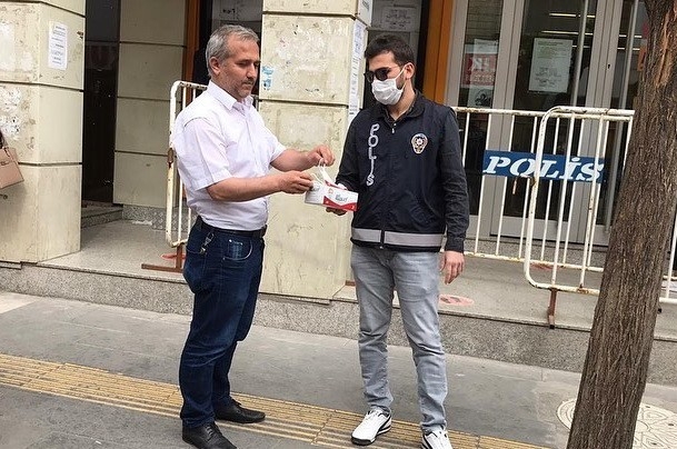 Polislerden Vatandaşlara Maske Dağıtımı Yapılıyor