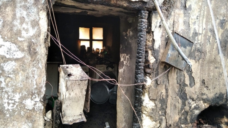 Yangında Ev Küle Döndü