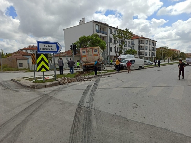 Aksaray’da Kamyonet İle Tır Çarpıştı: 2 Yaralı