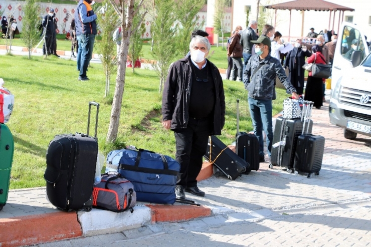 Yozgat’ta Gözetim Süreleri Sona Eren 313 Kişi Memleketlerine Uğurlandı