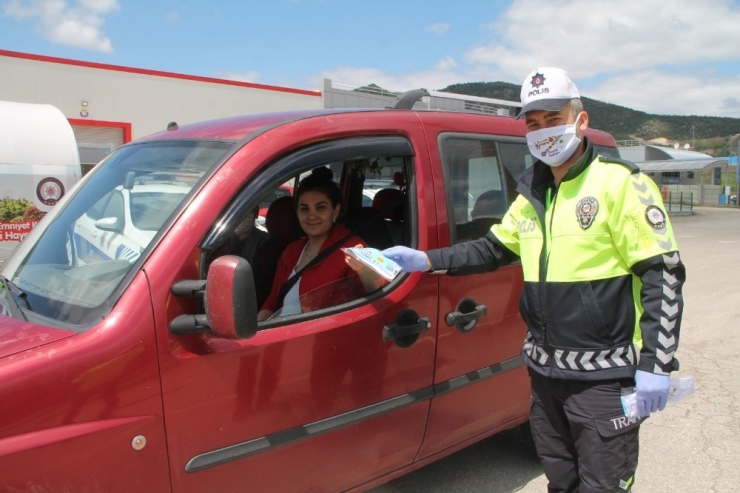 Amasya Emniyetten Sürücü Ve Yolculara Sosyal Mesajlı Maske