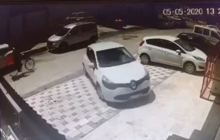 Fren Yerine Gaza Basınca Duvara Çarptı